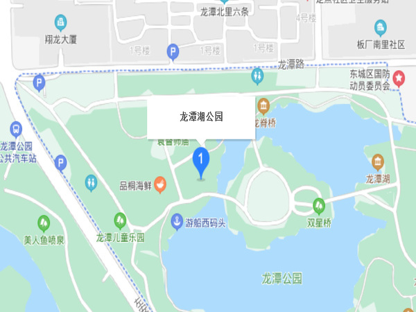 龍?zhí)逗?>龍?zhí)逗?，位于北京市東城區(qū)外城東南隅，龍須溝流經(jīng)此地，故命名為“龍?zhí)逗?rdquo;。為古高梁河穿過的地區(qū)，屬海河流域北運河支流通惠河支流護城河水系。因明圍筑外城墻的窯坑積水形成，中華人民共和國建國后，疏挖成三處湖面，面積44.3萬多平方米，并于1980年代建成大型河湖公園（龍?zhí)逗珗@、北京游樂園、龍?zhí)段骱珗@）。也是南城雨水的調(diào)蓄湖泊</ul></div>
<div   id=
